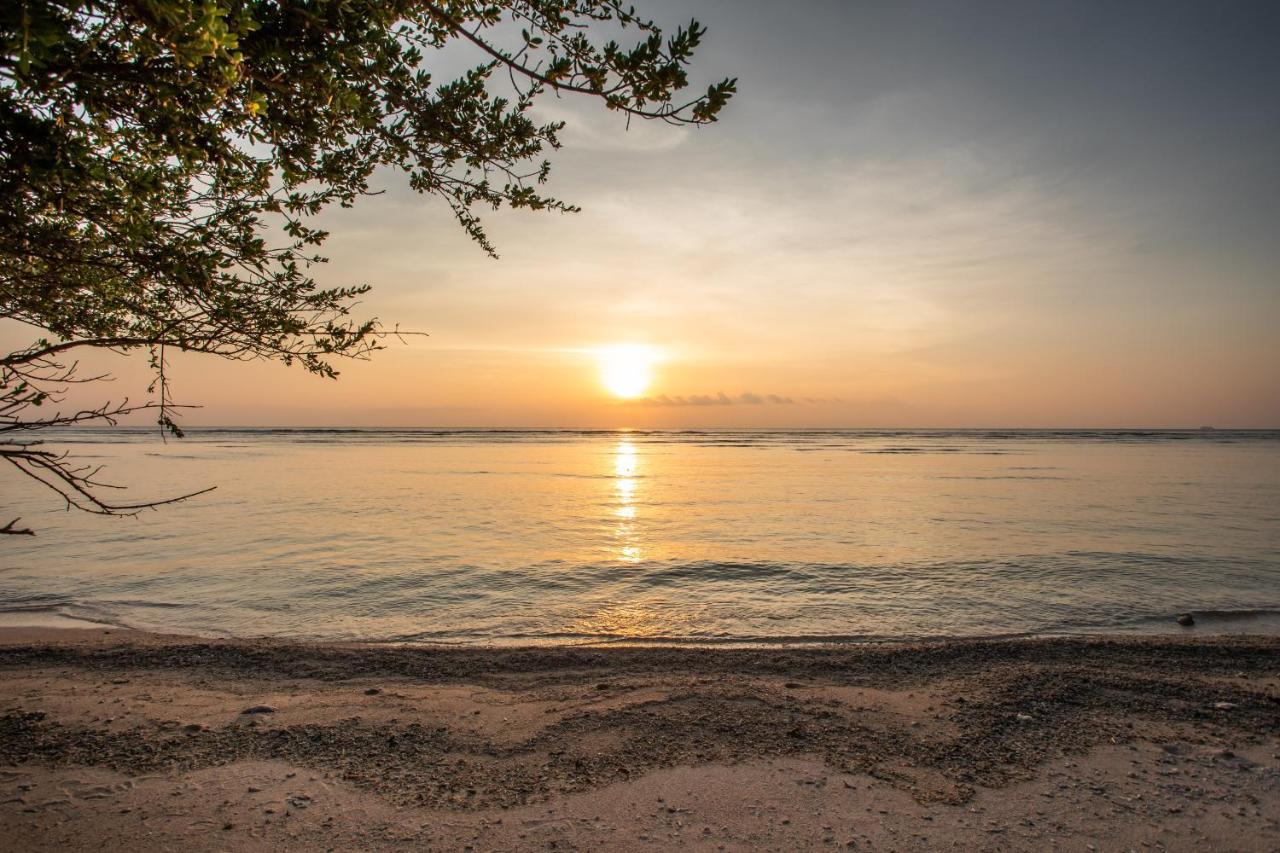 Santorini Beach Resort Gili Trawangan Luaran gambar